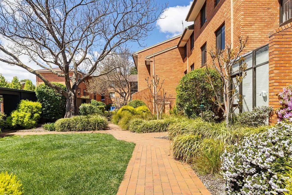 Oxley Court Serviced Apartments Канбера Екстериор снимка