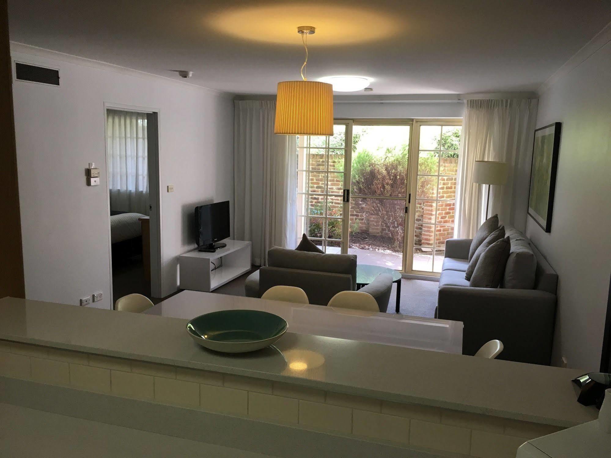Oxley Court Serviced Apartments Канбера Екстериор снимка