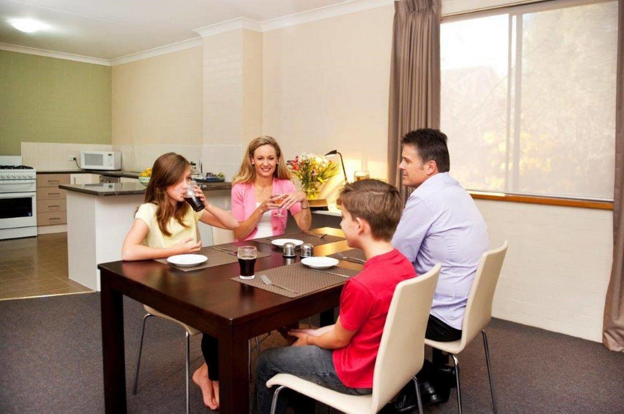 Oxley Court Serviced Apartments Канбера Екстериор снимка