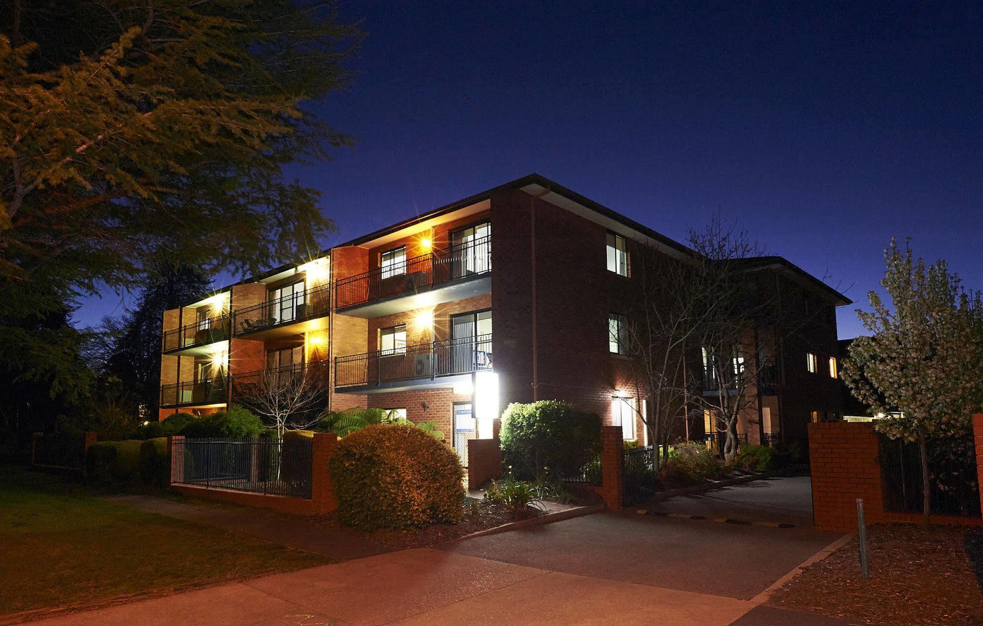Oxley Court Serviced Apartments Канбера Екстериор снимка